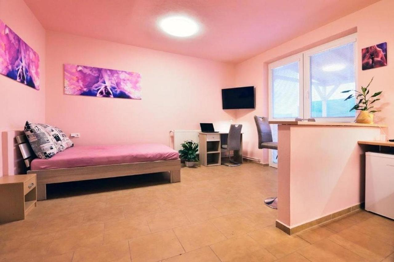 NIKA beds Hotel Pardubice Eksteriør billede